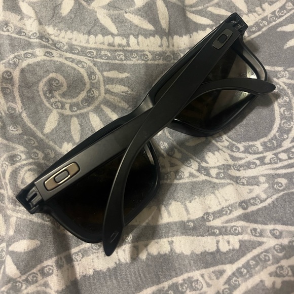 OAKLEY- lightly worn polarized sunglasses - Picture 2 of 7